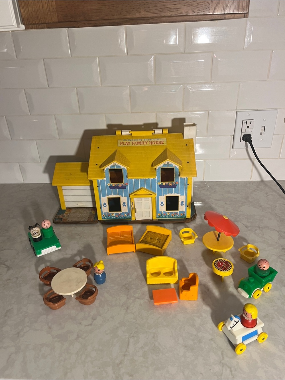 VINTAGE 1969 FISHER PRICE LITTLE PEOPLE #952 PLAY FAMILY HOUSE WITH MISC ACCESS